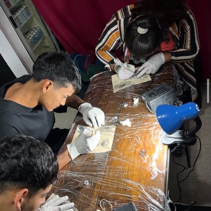 Alumnos practicando en piel sintética