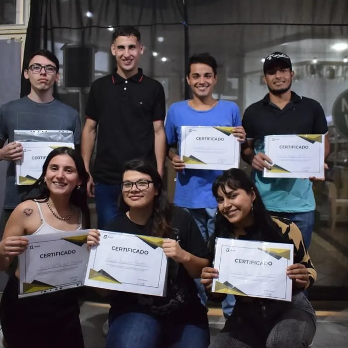 Alumnos del curso con su certificado