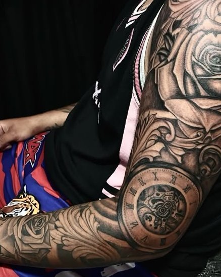Manga con rosas, ornamentos y reloj
