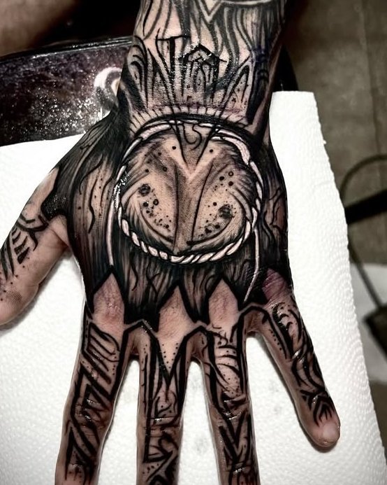 Mano y dedos en blackwork ornamental
